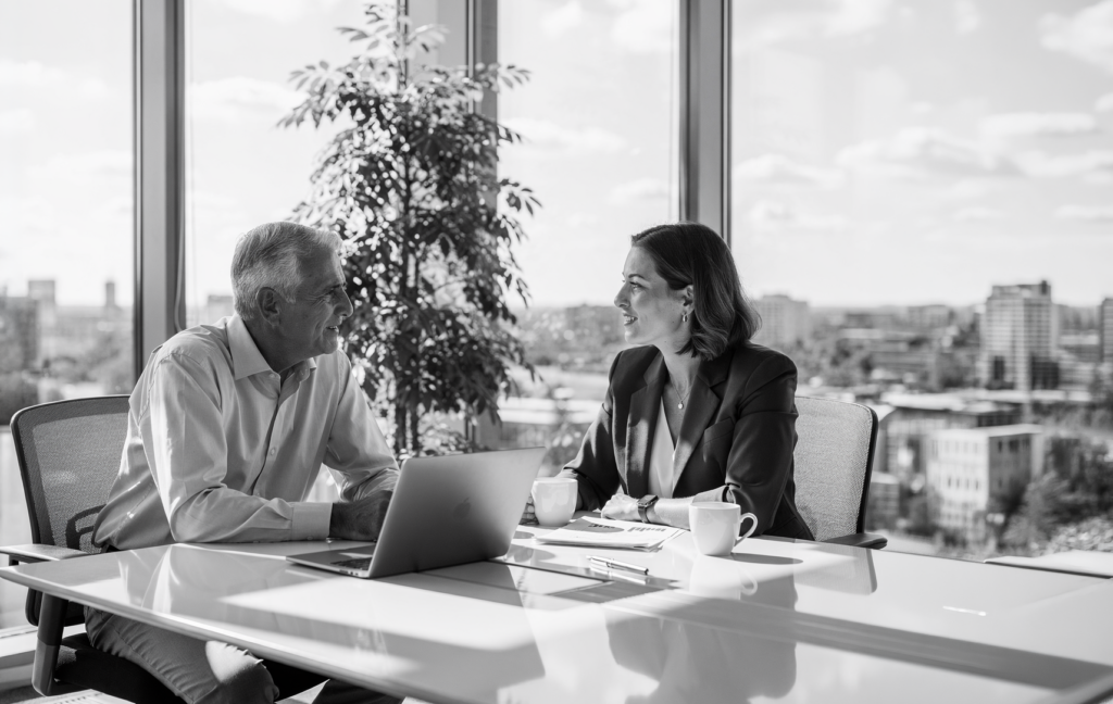 Wenn Warten die teuerste Entscheidung wird: Ungeplante Unternehmensnachfolge kann Millionen vernichten 1 Frau und Mann im Gespräch symbolisieren Unternehmensnachfolge - Unternehmensberatung neumacher