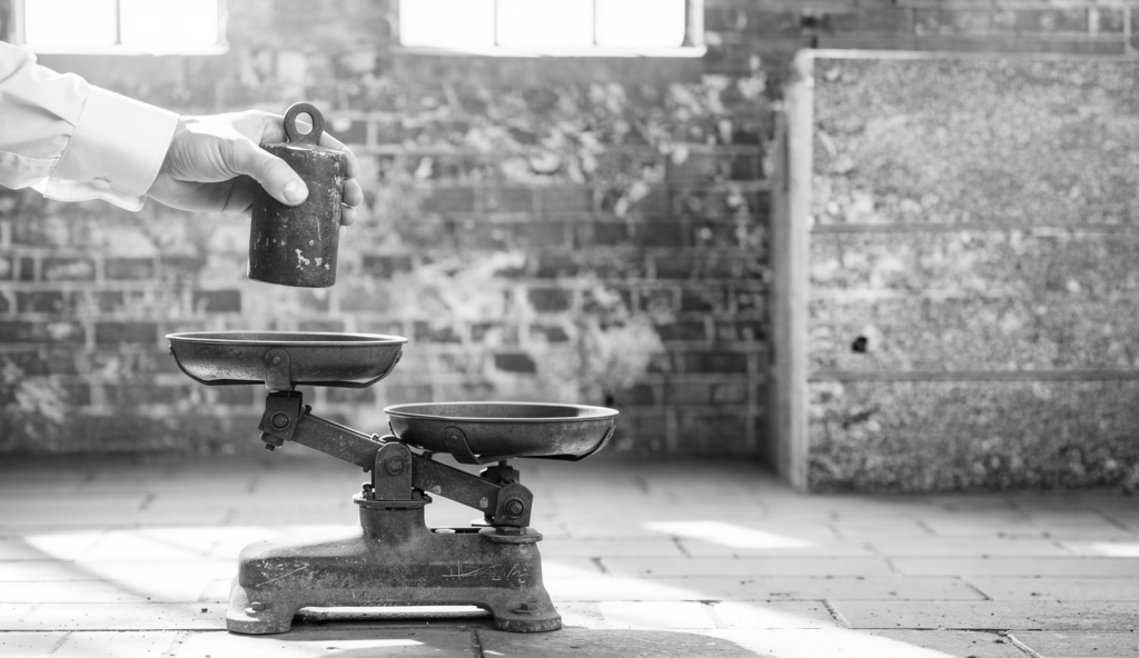 Turnaround-Management: Die ersten 90 Tage 1 Waage Hand mit Gewicht symbolisiert Turnaround - Unternehmensberatung neumacher